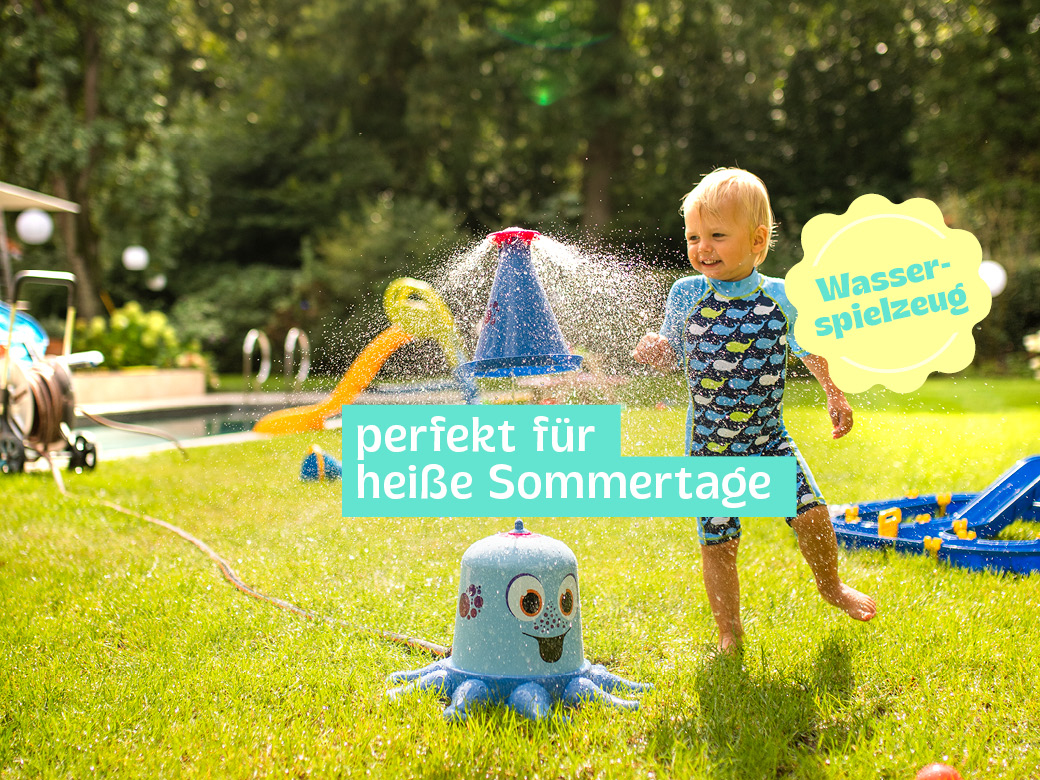 Wasserspielzeug: perfekt für heiße Sommertage! Kind steht im Garten und wird vom Wassersprinkler AquaNauti nass gespritzt.
