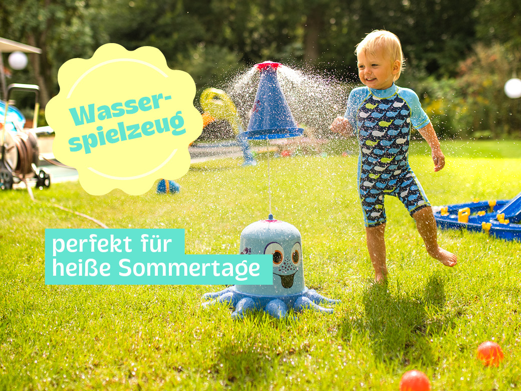Wasserspielzeug: perfekt für heiße Sommertage! Kind steht im Garten und wird vom Wassersprinkler AquaNauti nass gespritzt.