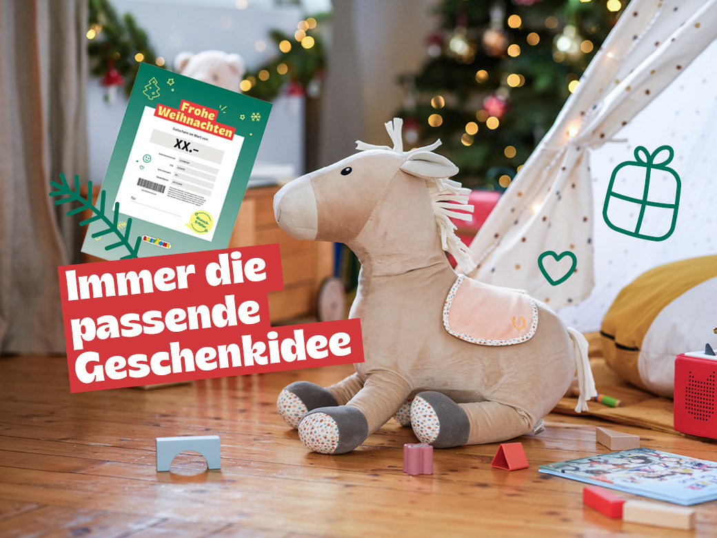 Immer die passende Geschenkidee: Geschengutschein abgebildet neben einem Pferdekuscheltier.
