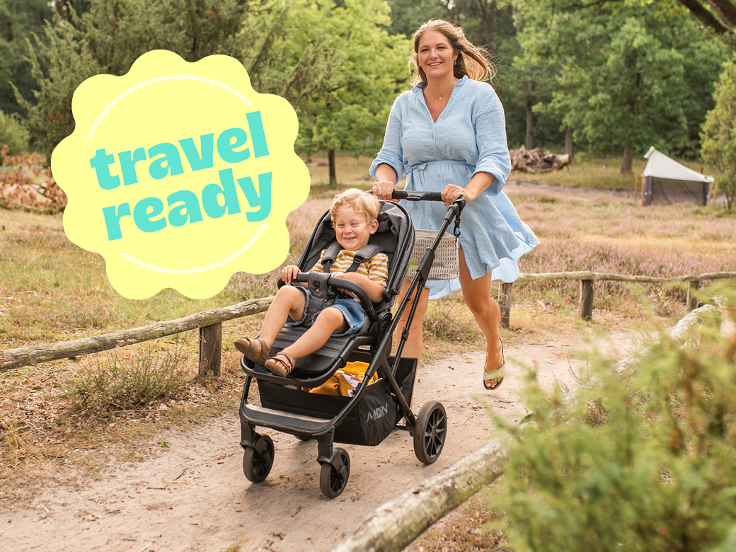Mutter schiebt ihren Sohn im Reisebuggy. Travel ready!