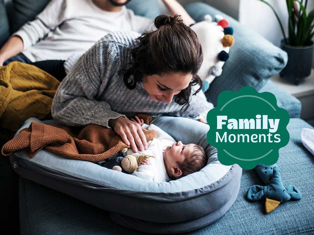 Mutter mit Neugeborenem in einem Nestchen