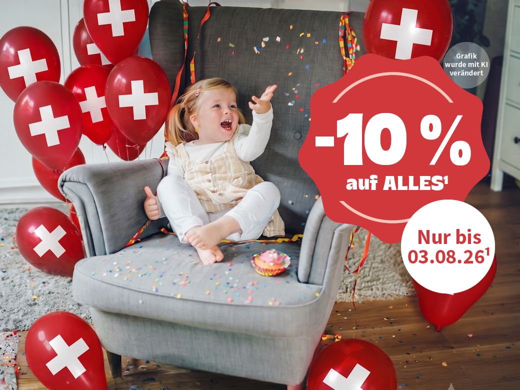 -10% auf Alles¹. Im Onlineshop nur bis 03.08.26 um 6 Uhr. Kind sitzt auf einem Sessel. Drumherum rote Ballons mit weißem Kreuz. Grafik wurde mit KI verändert.