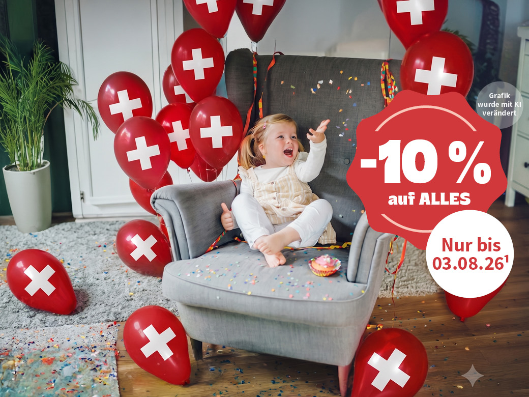 -10% auf Alles¹. Im Onlineshop nur bis 03.08.26 um 6 Uhr. Kind sitzt auf einem Sessel. Drumherum rote Ballons mit weißem Kreuz. Grafik wurde mit KI verändert.