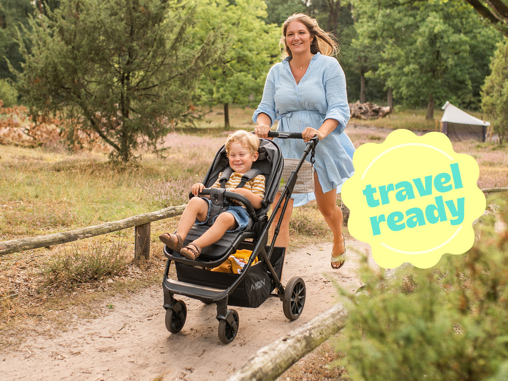 Mutter schiebt ihren Sohn im Reisebuggy. Travel ready!