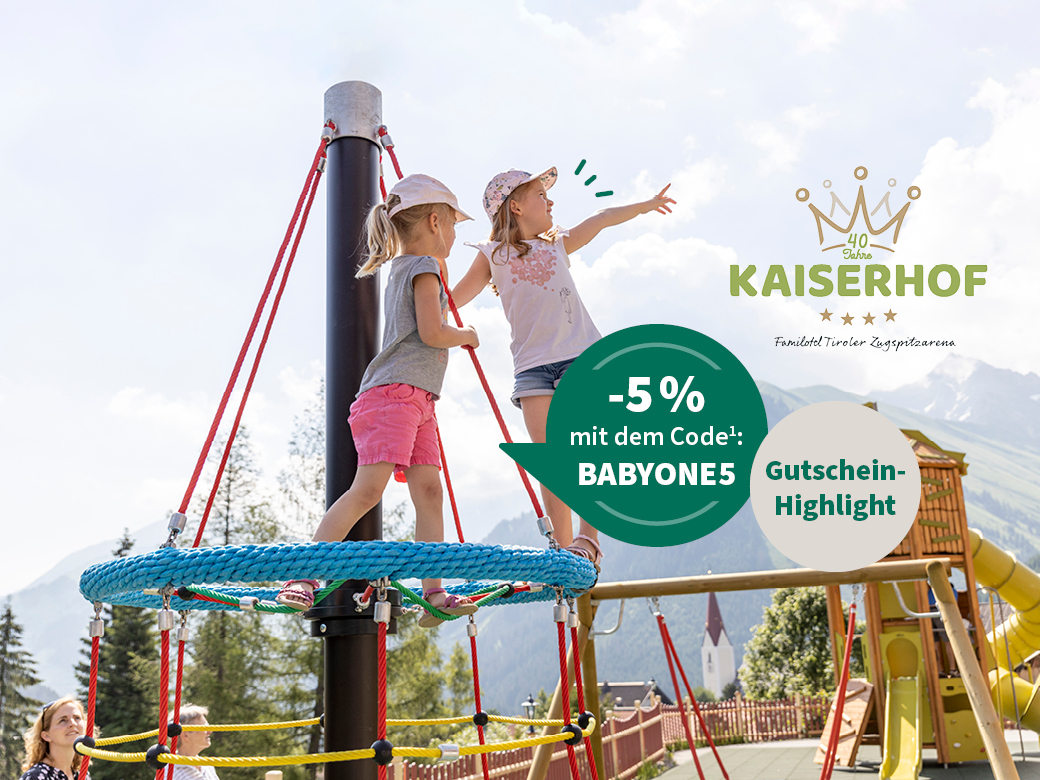 2 Kinder stehen auf einem Klettergerüst 40 Jahre Kaiserhof Familotel Tiroler Zugspitzarena. -5% mit dem Code BABYONE5