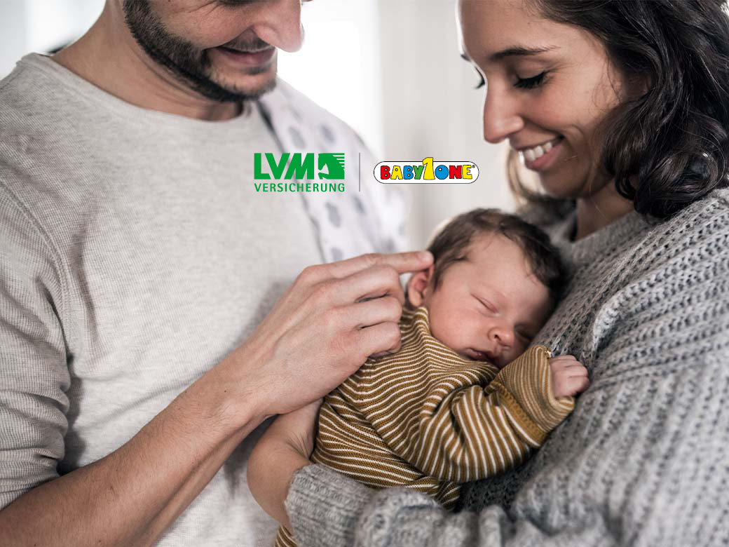 Vater mit Mutter und Baby auf dem Arm