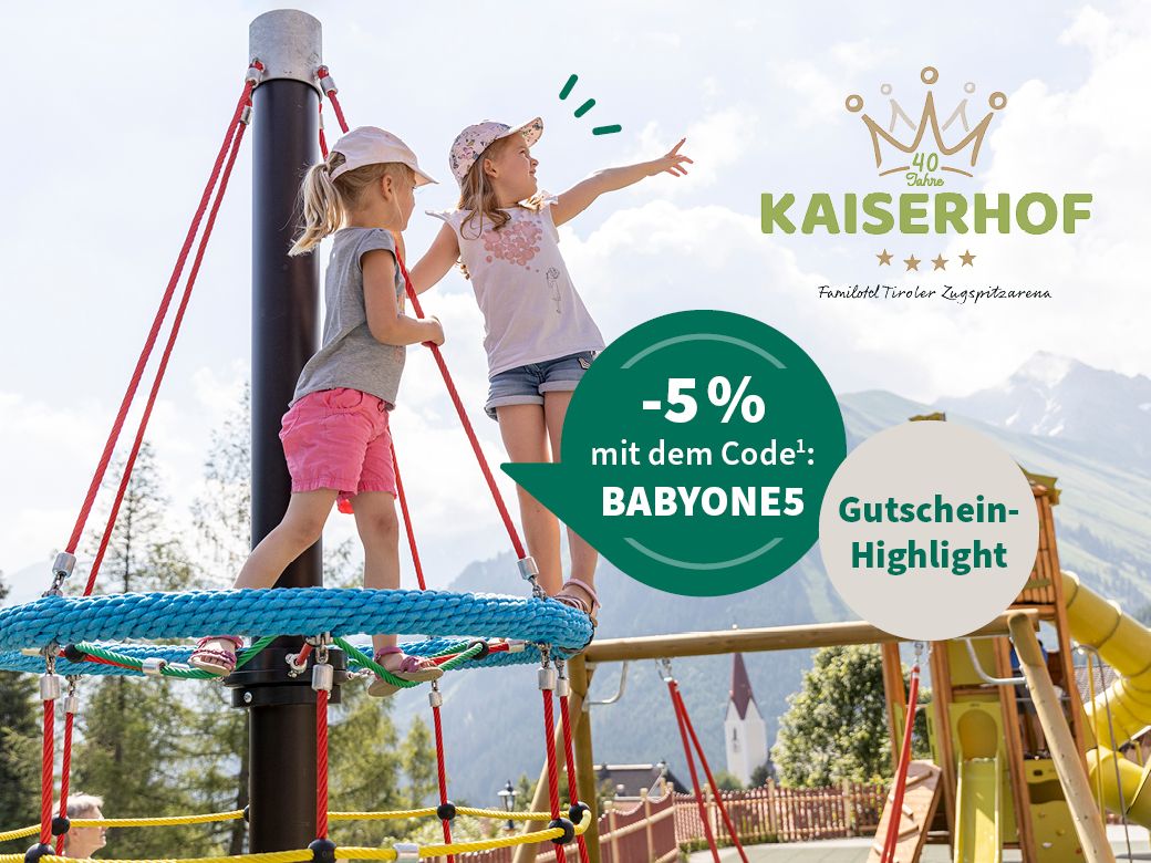 2 Kinder stehen auf einem Klettergerüst 40 Jahre Kaiserhof Familotel Tiroler Zugspitzarena. -5% mit dem Code BABYONE5