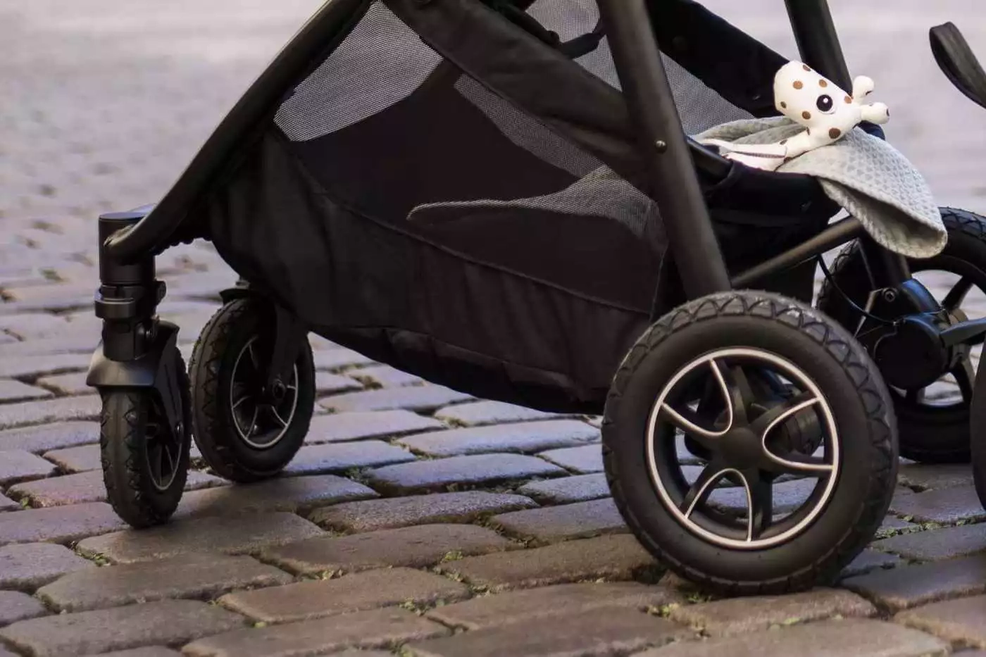 Kinderwagen ein, der auf dem boden sitzt.