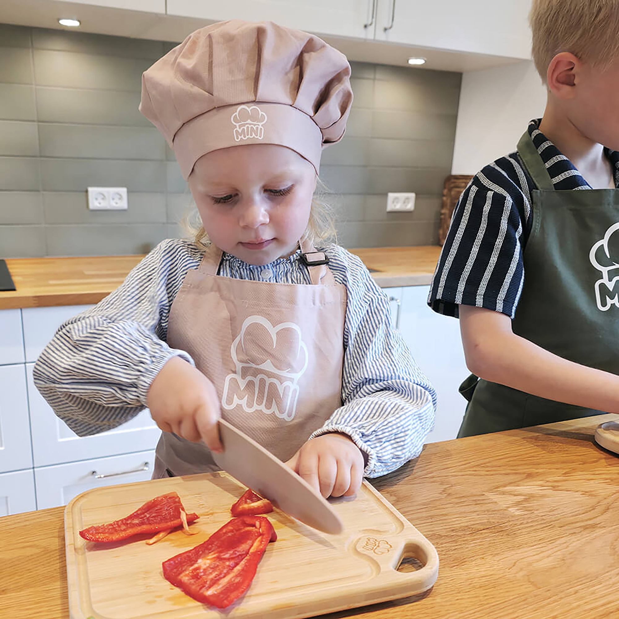 Kinderküche, MINI Family, Pink – Besonderheit: inklusive Kochmesser, Wellenschliffmesser, Gemüsemesser, Sparschäler, Hacker und Schneidebrett 