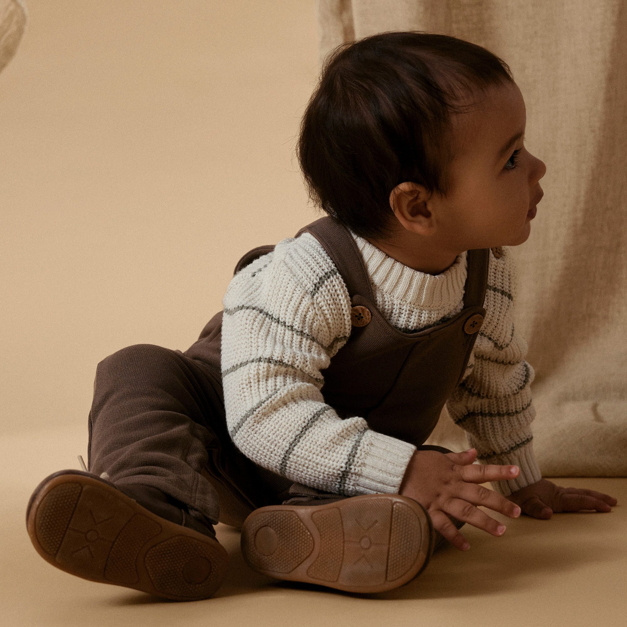 Latzhosen, Lil' Atelier, Braun – Besonderheit: Druckknöpfe im Schritt erleichtern das An- und Ausziehen