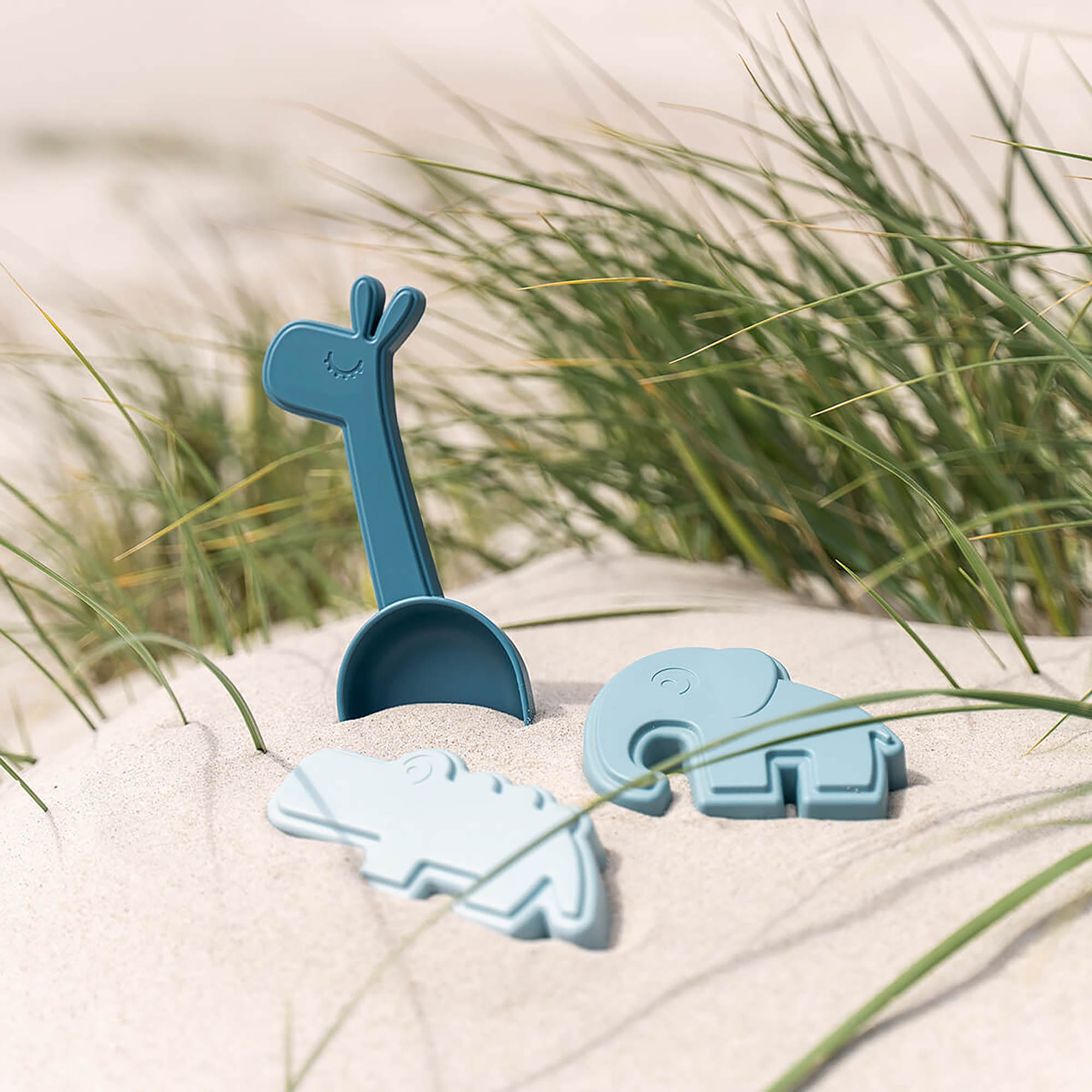 Sandspielzeug, done by deer, Blau – Besonderheit: bestehend aus zwei Förmchen und Schaufel