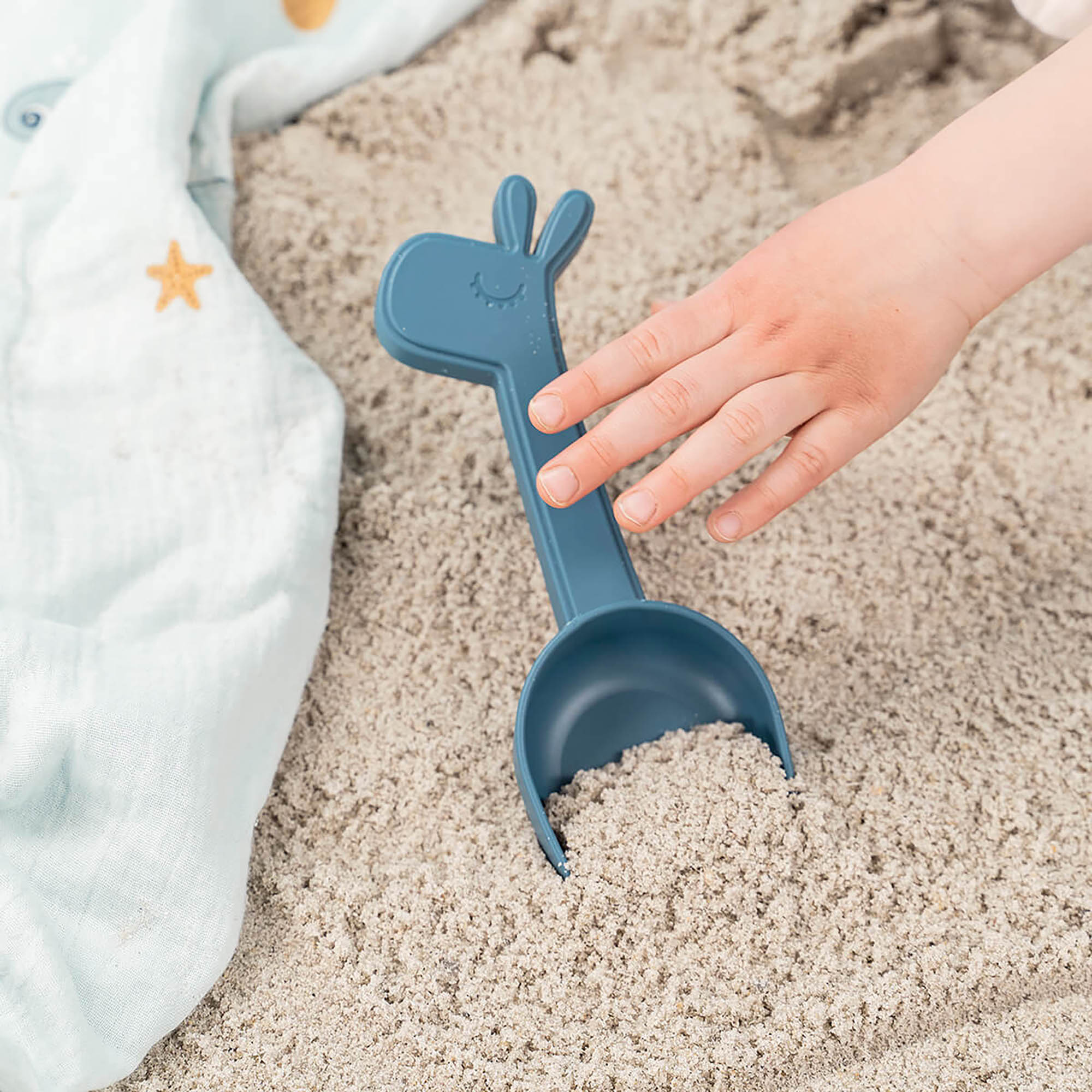 Sandspielzeug, done by deer, Blau – Produktansicht