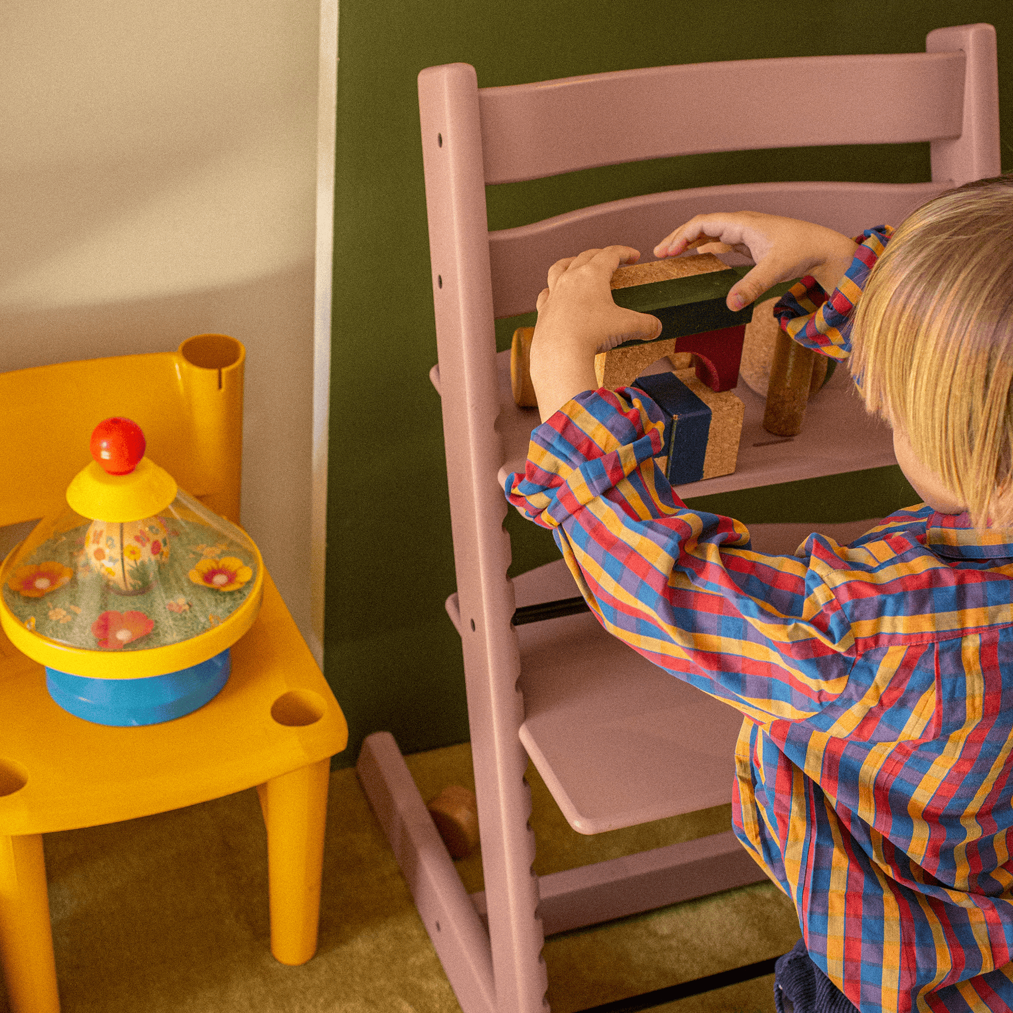 Treppenhochstühle, STOKKE, Pink – Produktansicht