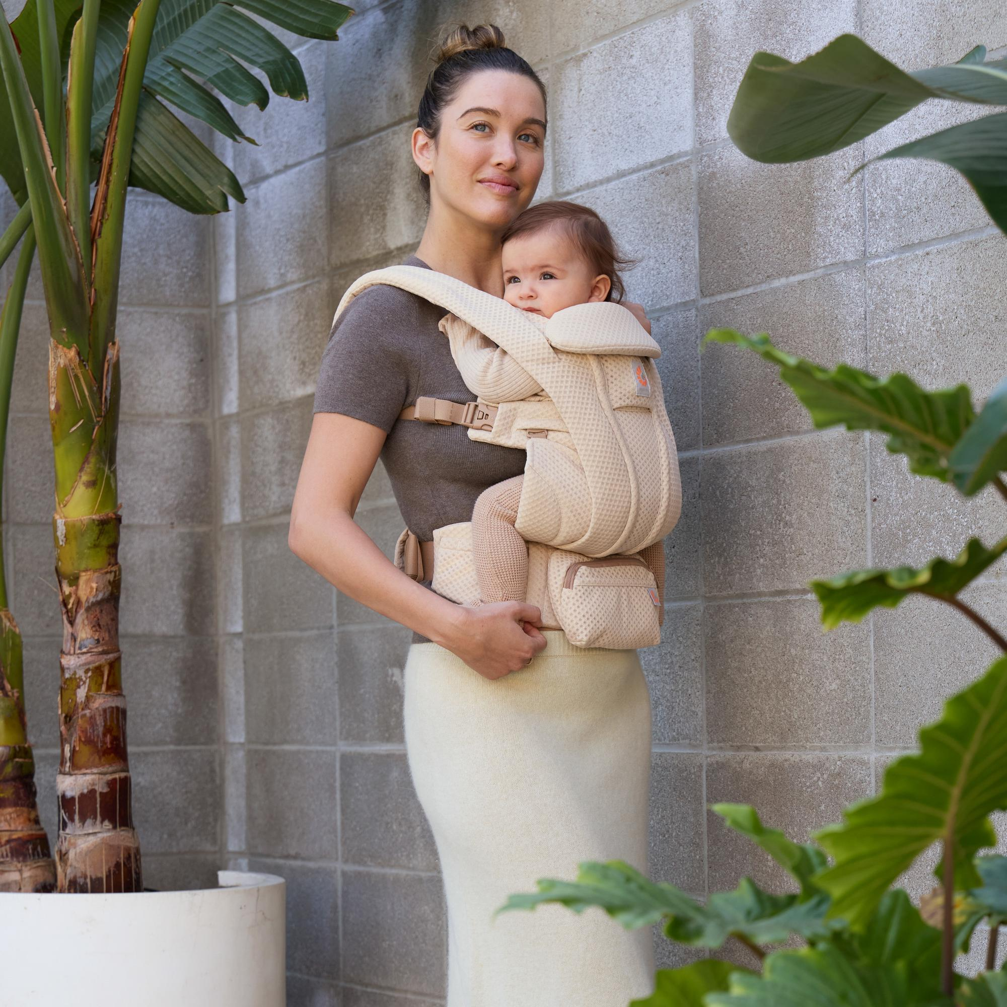 Fullbuckle Tragen, ERGObaby, Beige – Besonderheit: 4 ergonomische Tragepositionen (nach innen, nach außen, auf dem Rücken, auf der Hüfte) mit Lendenwirbelstütze zur Entlastung des Trägers