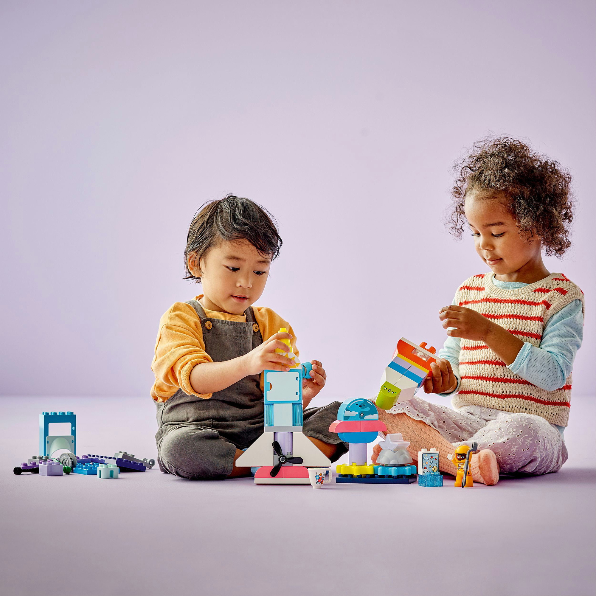 Konstruktionsspielzeug, LEGO – Besonderheit: Raumfahrzeug-Set mit Rakete, zwei weiteren Raumfahrzeugen, Planetenbasis und interaktiven Elementen