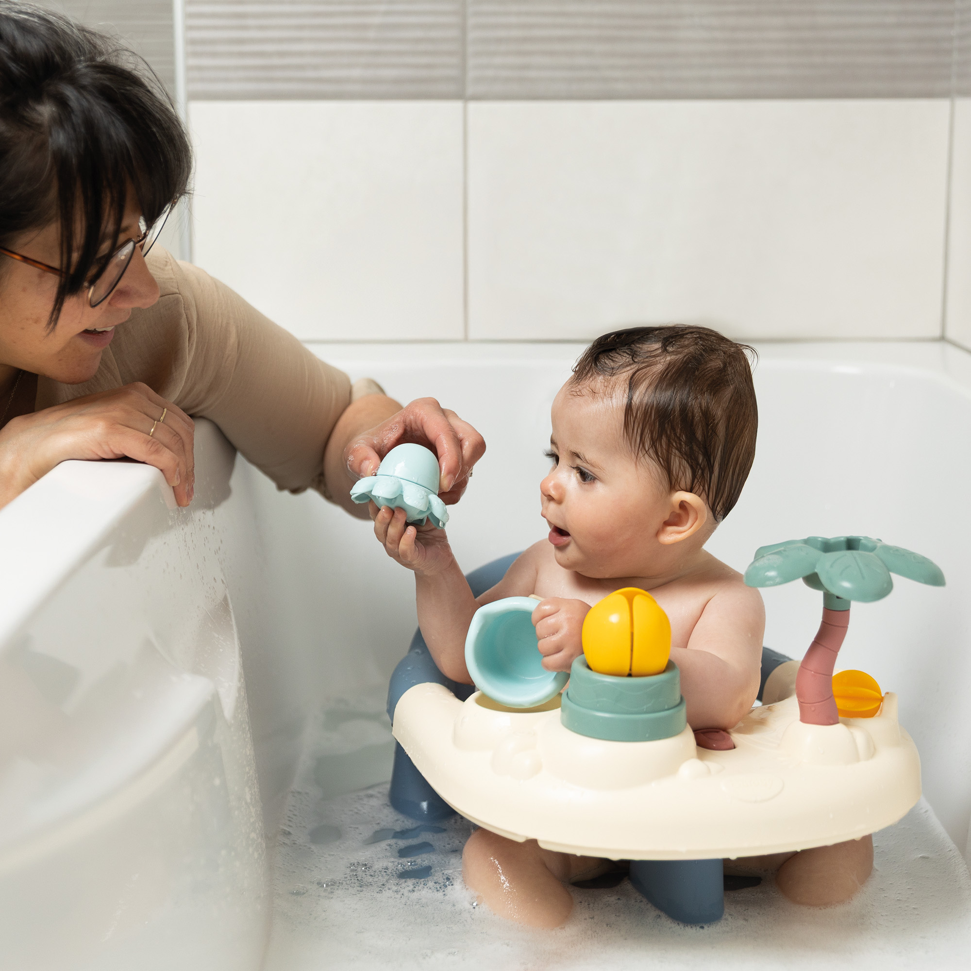 Badesitze, Smoby, Blau – Besonderheit: mit 5 Wasserspielen (Paddelrad, Wasserbecher, Zauberblume, Palmen-Sprinkler und Oktopus-Spritzfigur)