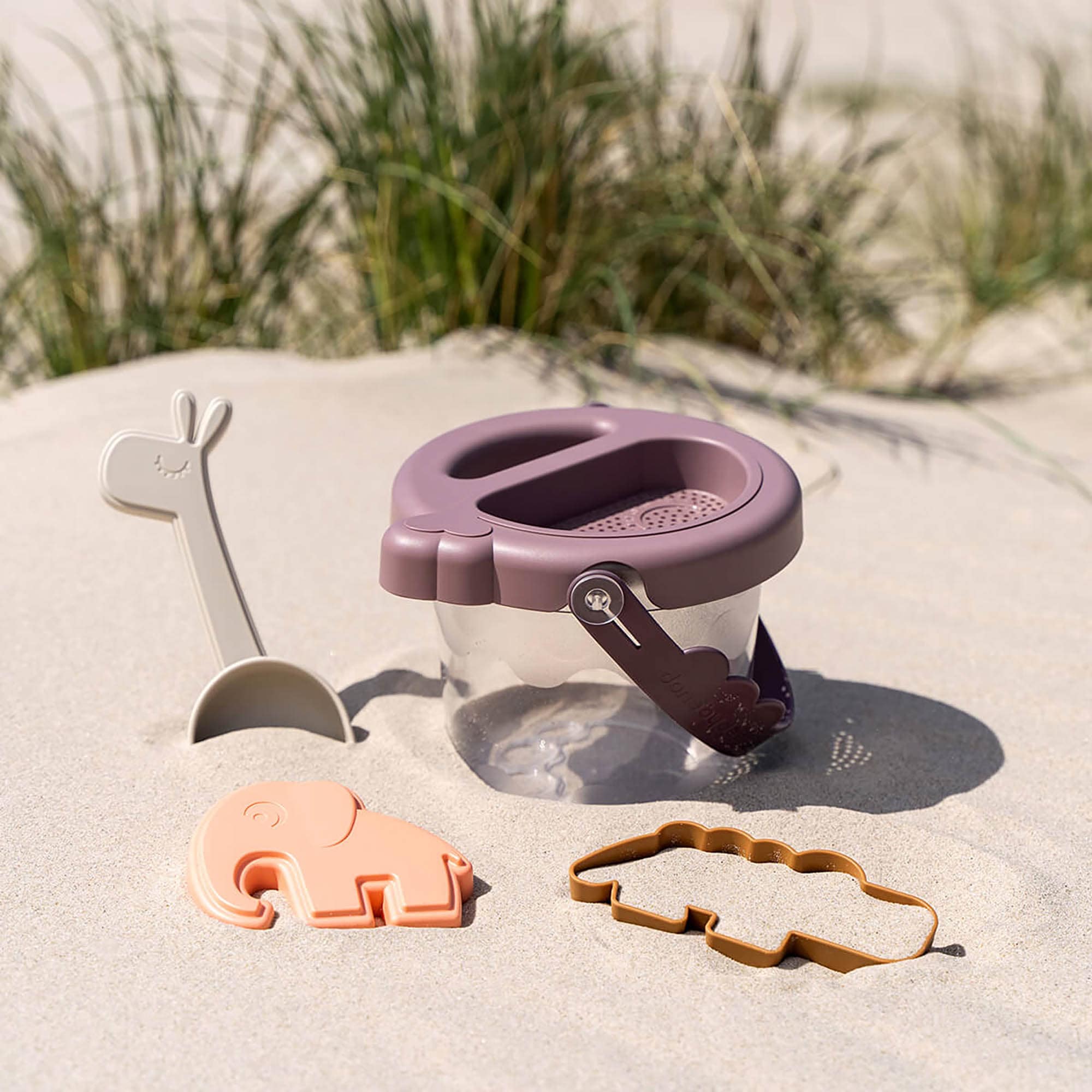 Sandspielzeug, done by deer, Mehrfarbig – Besonderheit: besteht aus Eimer, Sieb, Schaufel und zwei Förmchen
