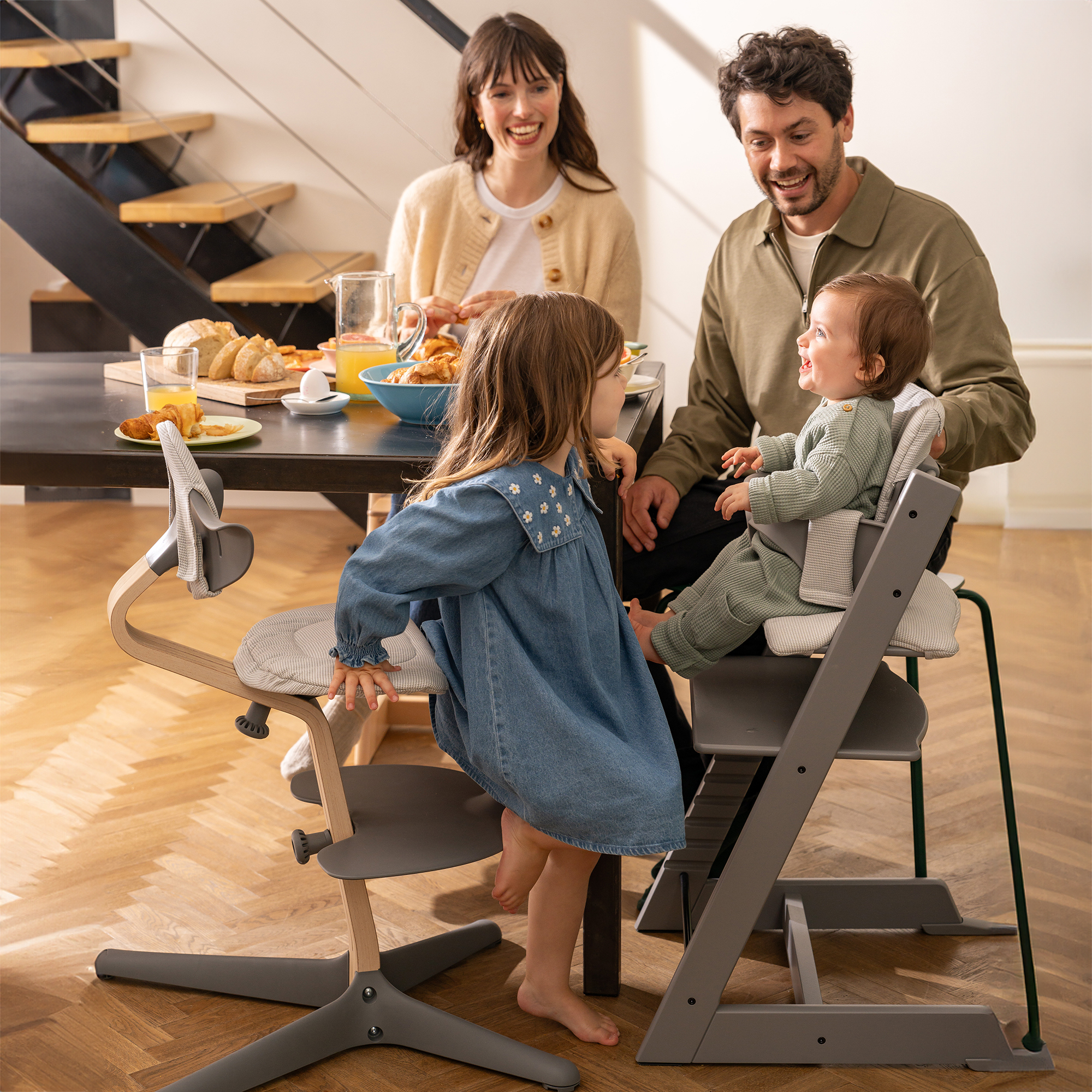 Treppenhochstühle, STOKKE, Grau – Produktansicht