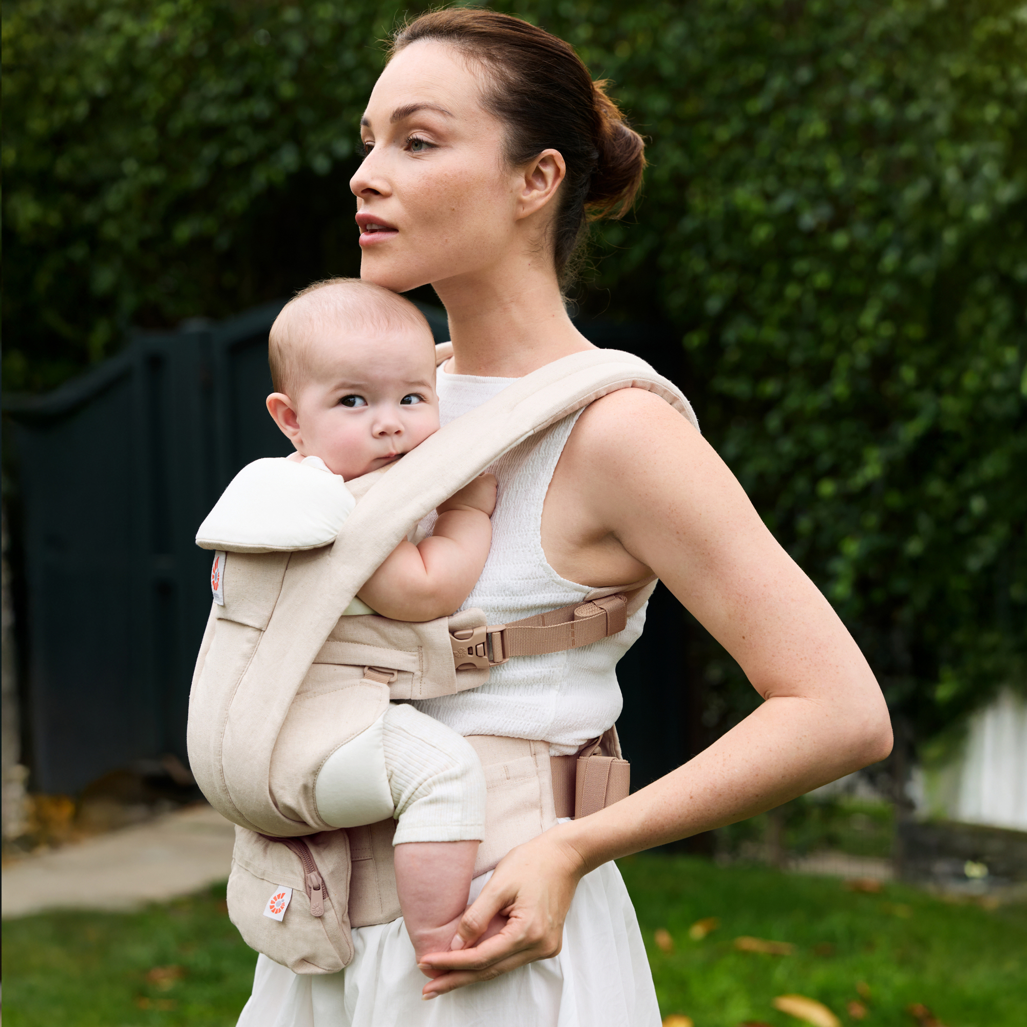 Fullbuckle Tragen, ERGObaby, Beige – Besonderheit: 4 ergonomische Tragepositionen (nach innen, nach außen, auf dem Rücken, auf der Hüfte) mit Lendenwirbelstütze zur Entlastung des Trägers