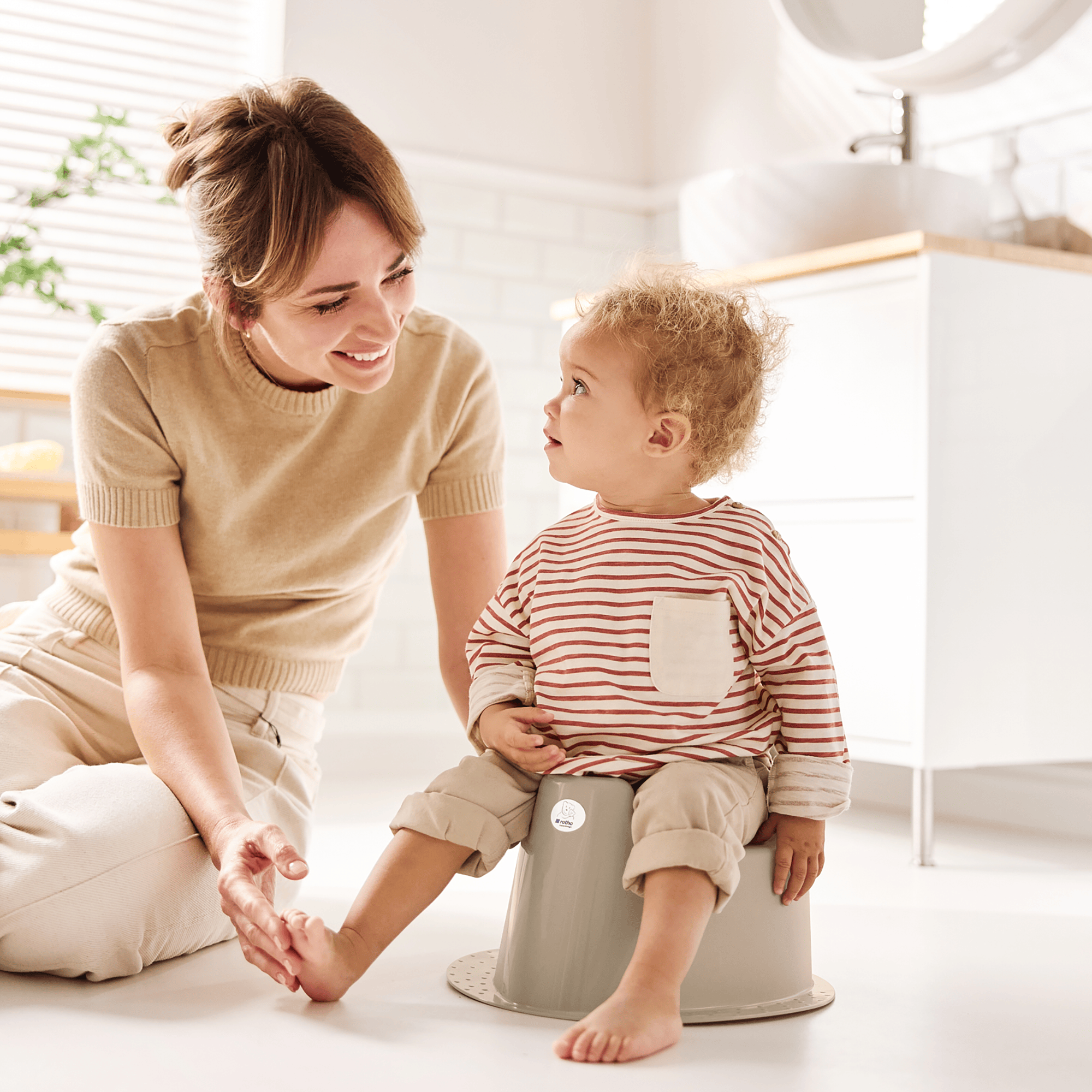 Töpfchen, rotho Babydesign, Beige – Besonderheit: mit hoher Rückenlehne und Spritzschutz vorne