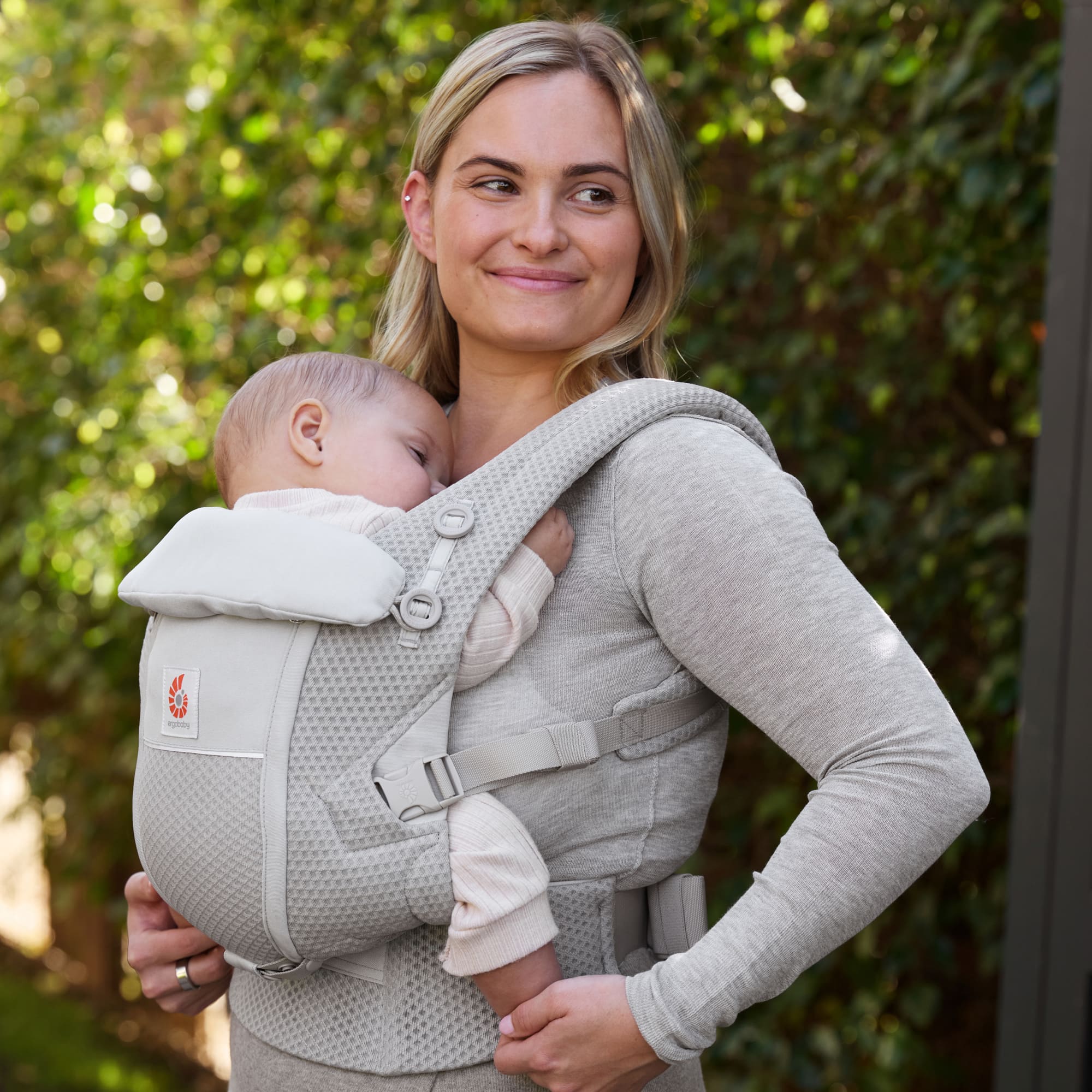 Babytragen, ERGObaby, Grau – Besonderheit: 3 Tragemöglichkeiten: vor dem Bauch, auf dem Rücken, auf der Hüfte