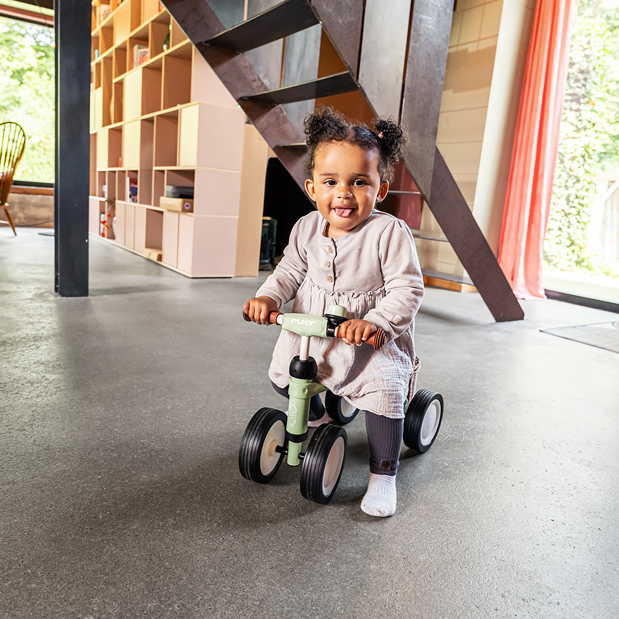 Pukylino, PUKY, Grün – Besonderheit: inklusive geflochtenem Korb und Drehring-Glocke