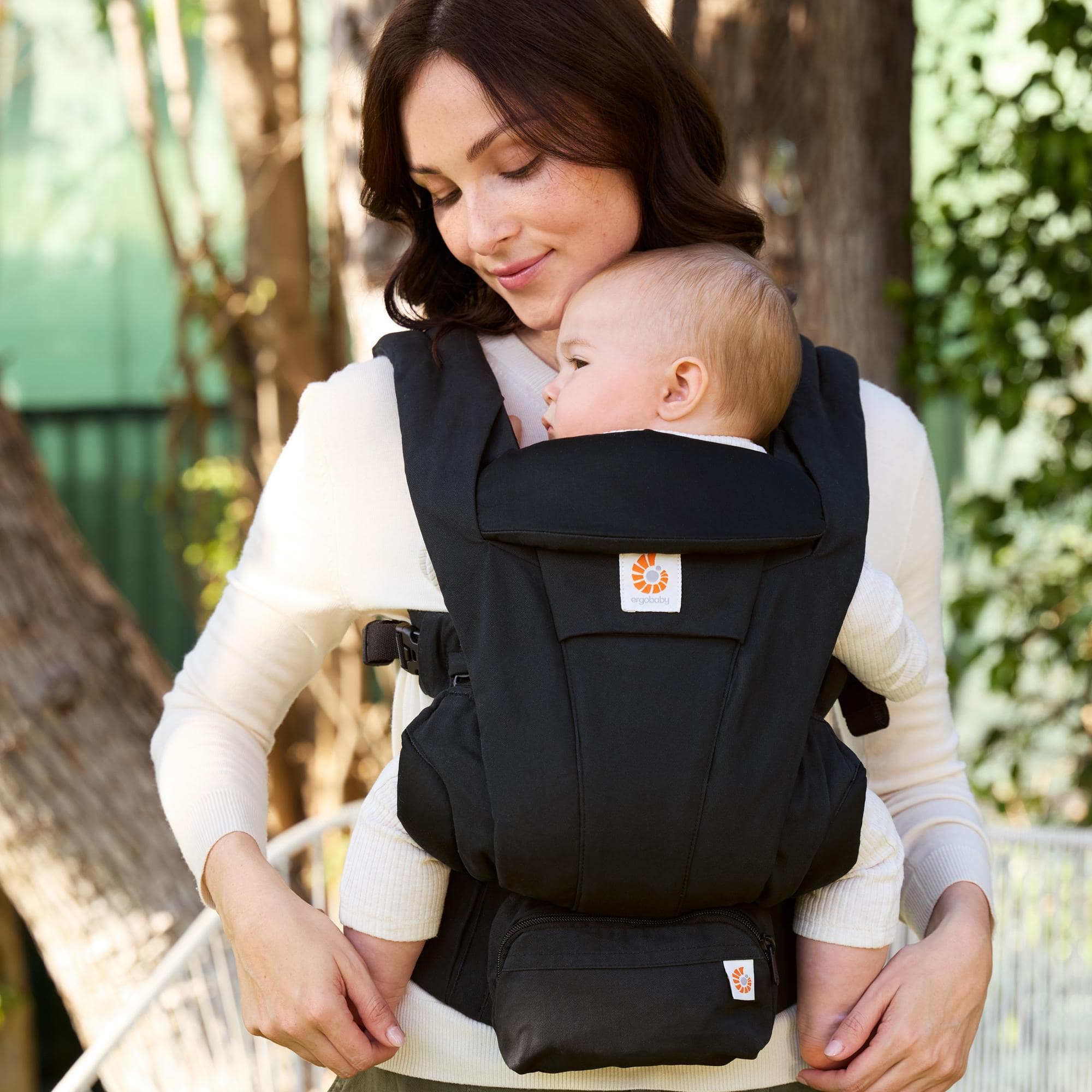 Fullbuckle Tragen, ERGObaby, Schwarz – Besonderheit: 4 ergonomische Tragepositionen (nach innen, nach außen, auf dem Rücken, auf der Hüfte) mit Lendenwirbelstütze zur Entlastung des Trägers