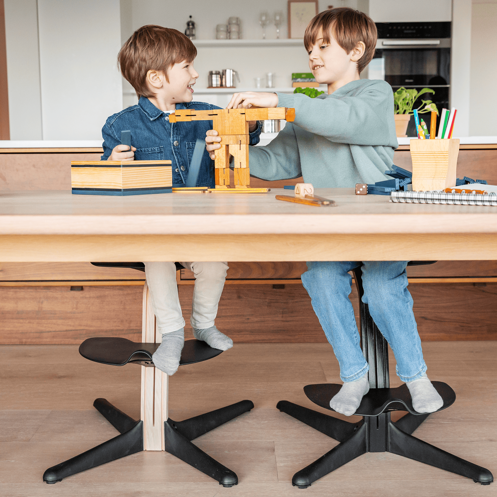 Treppenhochstühle, STOKKE, Schwarz – Produktansicht