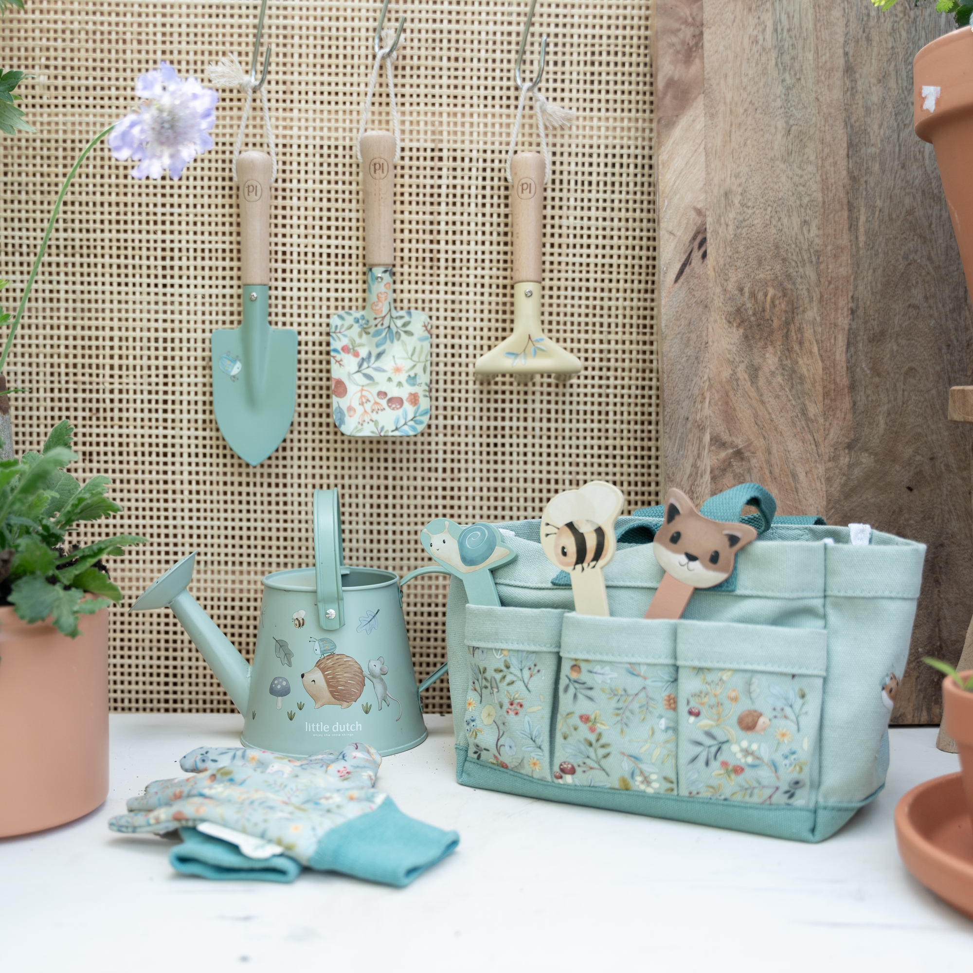 Gartenspielzeug, LITTLE DUTCH, Blau – Besonderheit: 10-teiliges Set bestehend aus Gießkanne, Werkzeugset, 2 Handschuhe, Gartenschere, hölzerne Gartenstecher