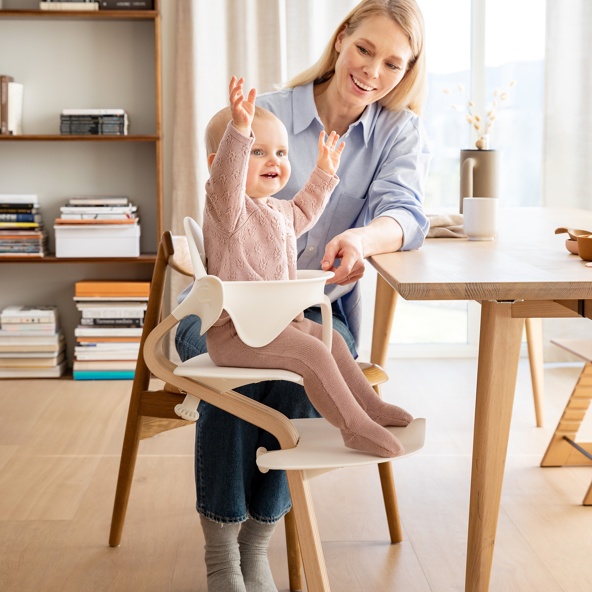 Treppenhochstühle, STOKKE, Weiß – Besonderheit: ein schützender Arm um dein Baby