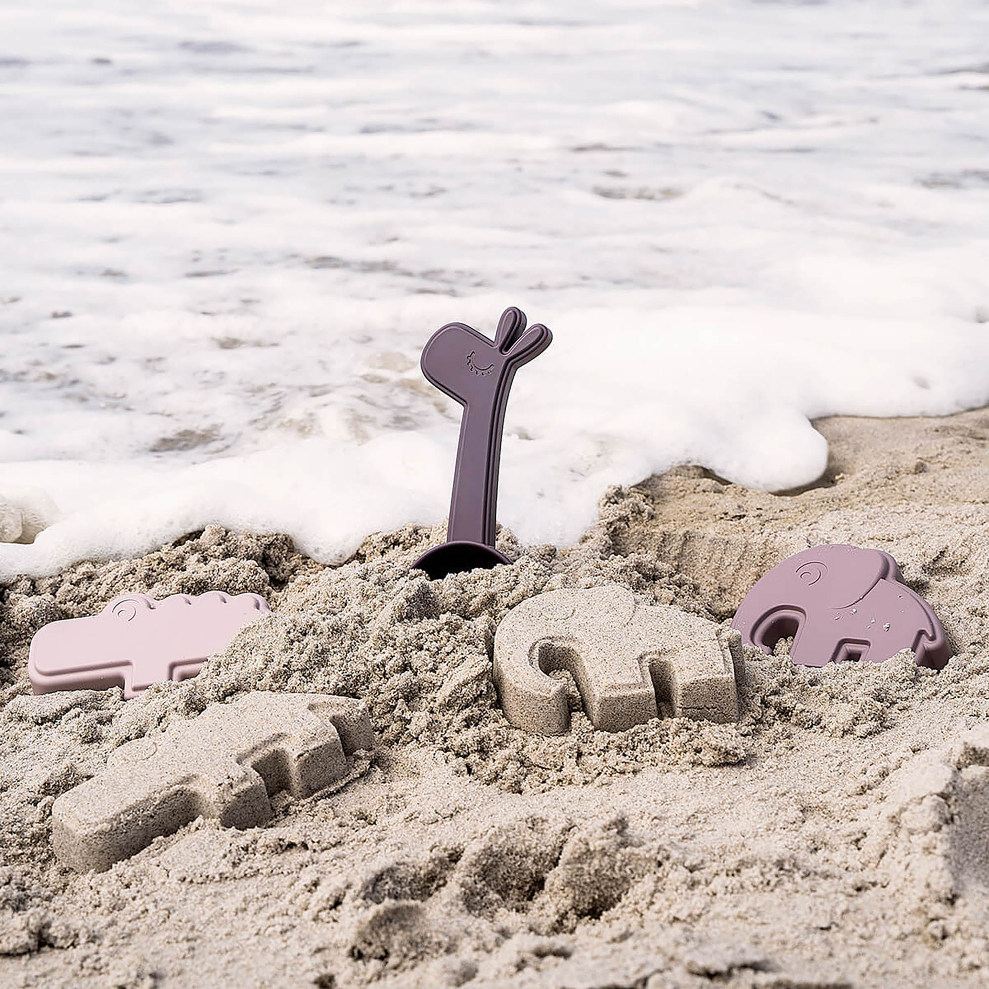 Sandspielzeug, done by deer, Braun – Besonderheit: bestehend aus zwei Förmchen und Schaufel