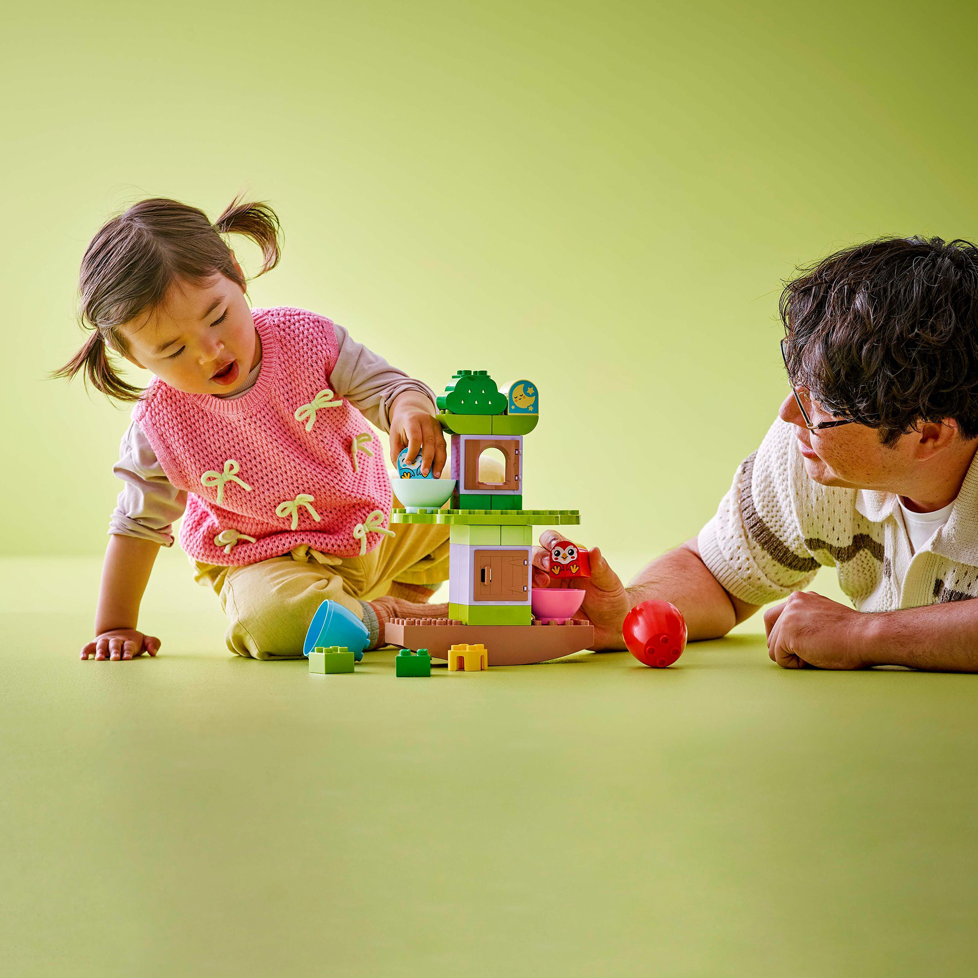 Konstruktionsspielzeug, LEGO – Besonderheit: wackeliger Baum mit Baumhaus, Babyeulen, Eier, Tag-und-Nacht-Spielstein