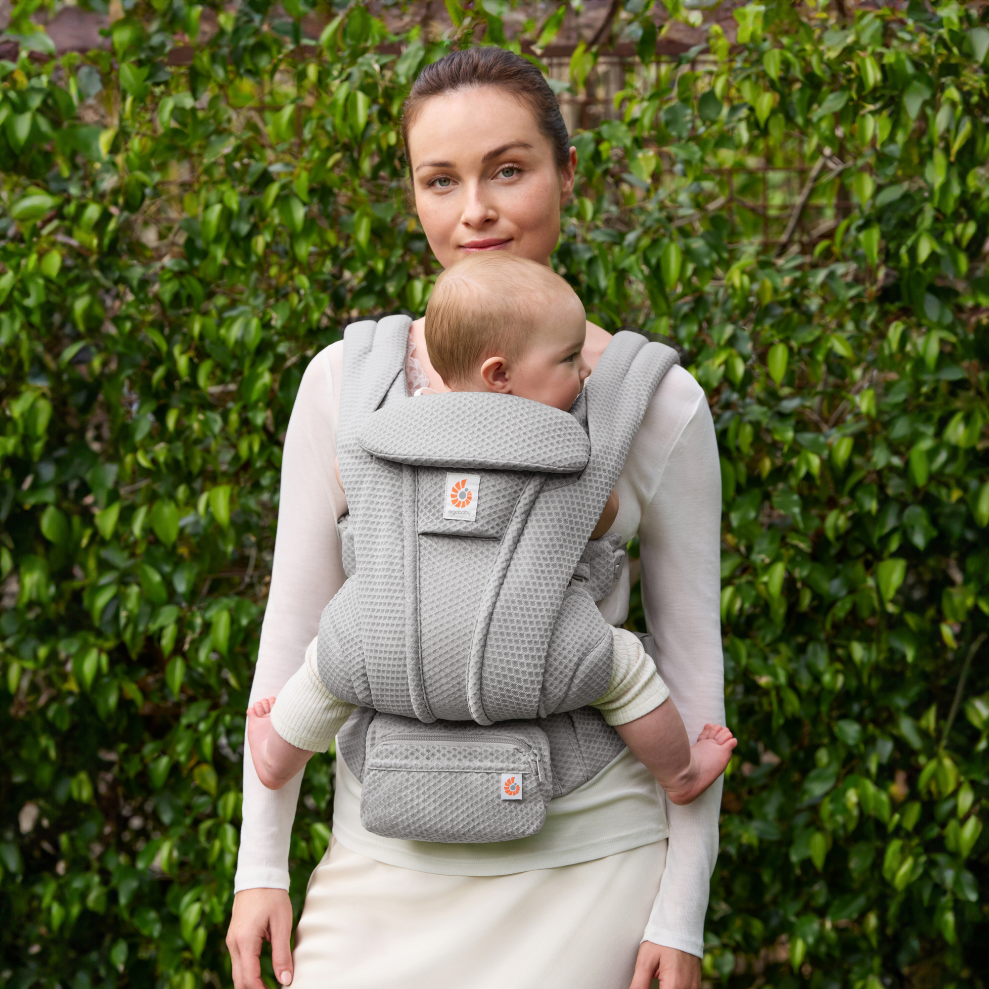 Fullbuckle Tragen, ERGObaby, Grau – Besonderheit: 4 ergonomische Tragepositionen (nach innen, nach außen, auf dem Rücken, auf der Hüfte) mit Lendenwirbelstütze zur Entlastung des Trägers