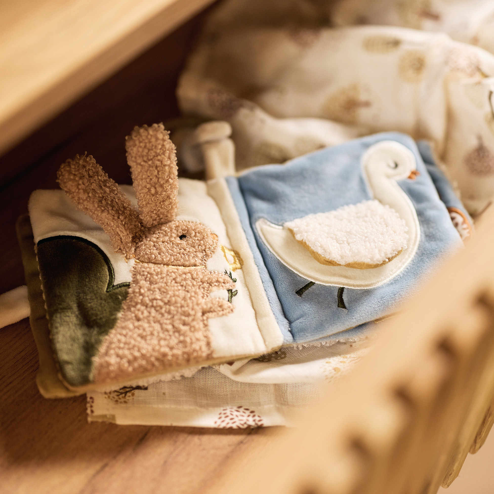 Stoffbücher, jollein, Beige – Besonderheit: vier Seiten mit einem Hasen, Vogel, Ente und Schwan