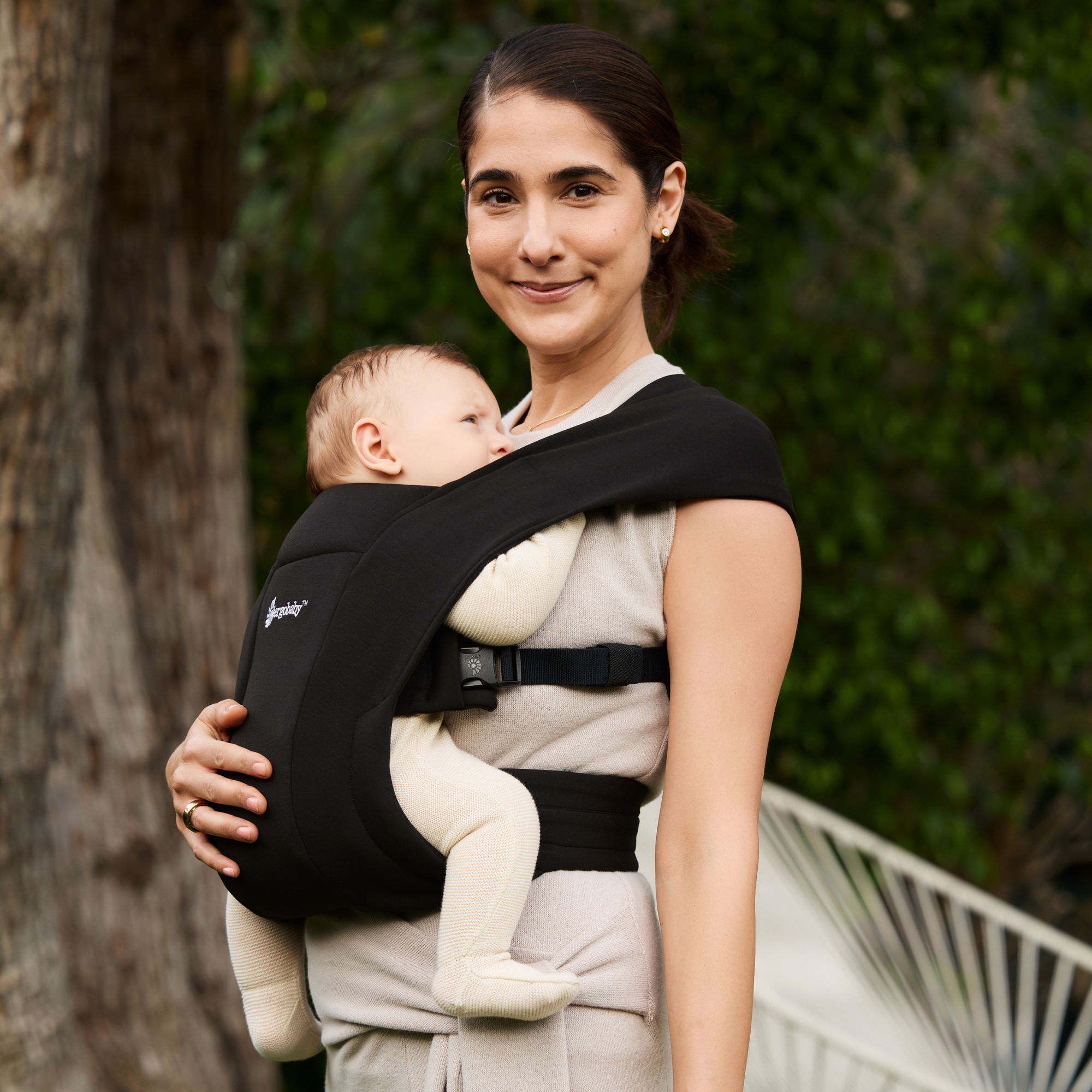 Fullbuckle Tragen, ERGObaby, Schwarz – Besonderheit: ergonomisch für Baby und Eltern

