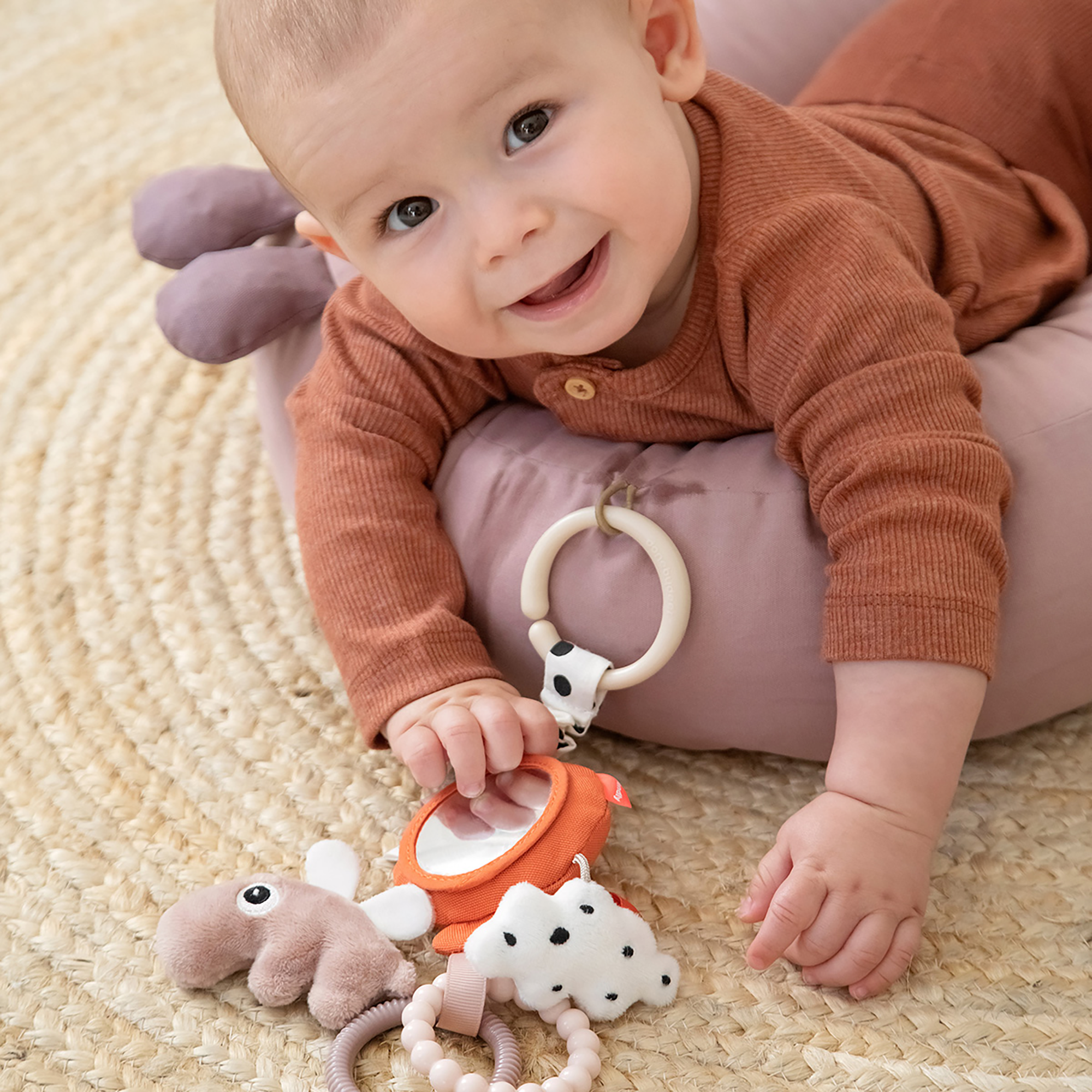 Rasseln & Greiflinge, done by deer, Orange – Besonderheit: Spiegel mit lustigen Spielelementen