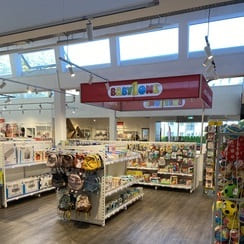 Geschäft ein gefüllt mit vielen spielzeugen und spielzeugen.