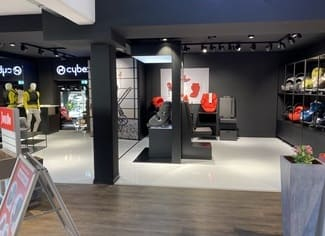 Raum ein mit vielen verschiedenen arten von kleidung gefüllt.