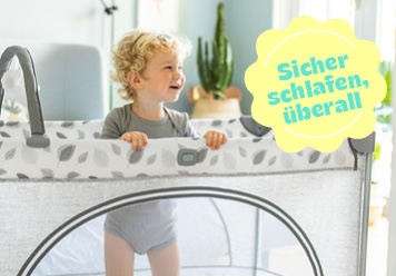 Junge im Reisebett stehend. Sicher schlafen, überall!