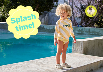 Splash Time! Kind mit UV Schutz Bademode am Pool. Logo: Lässig