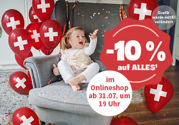 -10% auf Alles¹. Im Onlineshop ab 31.07. um 19 Uhr. Kind sitzt auf einem Sessel. Drumherum rote Ballons mit weißem Kreuz. Grafik wurde mit KI verändert.