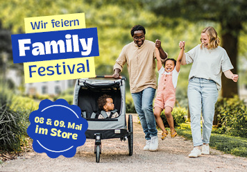 Wir feiern Family Festival! Am 08. und 09. Mai im Store! Familie mit 2 Kindern im Park.