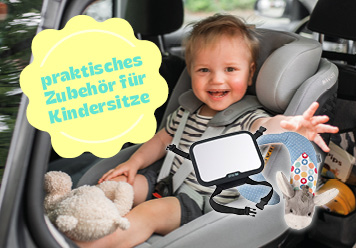 Kind im Kindersitz. Spiegel, Nackenrolle abgebildet. Praktisches Zubehör für Kindersitze.
