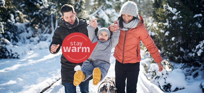 Junge Familie in einer Winterlandschaft