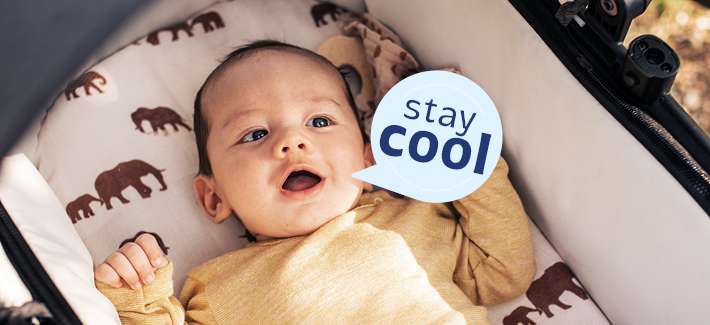 Baby liegt im Kinderwagen im Sommer