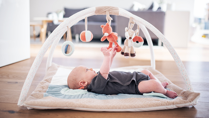 Baby spielt mit einem Spielbogen
