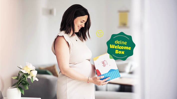 Schwangere Frau freut sich über die Welcome-Box von BabyOne