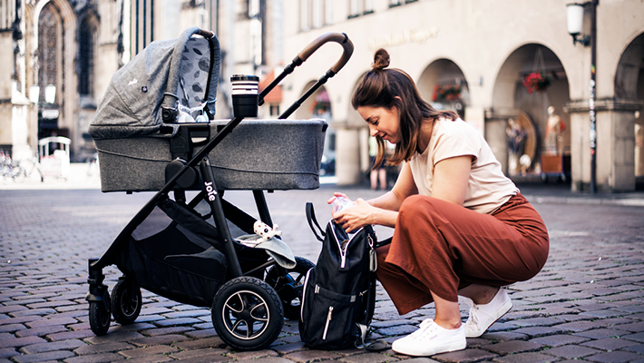 Mutter mit Kinderwagen in der Stadt