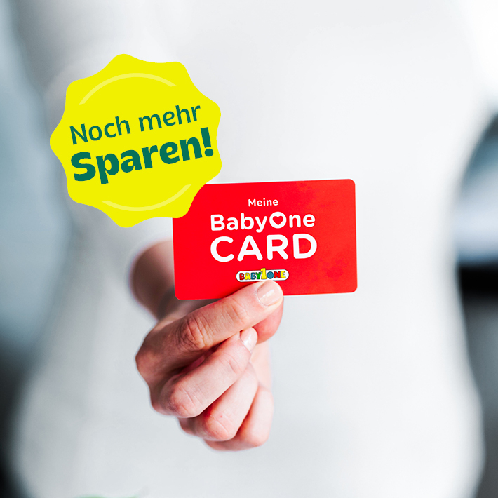 BabyOne Kundin hält BabyOne-Card in der Hand
