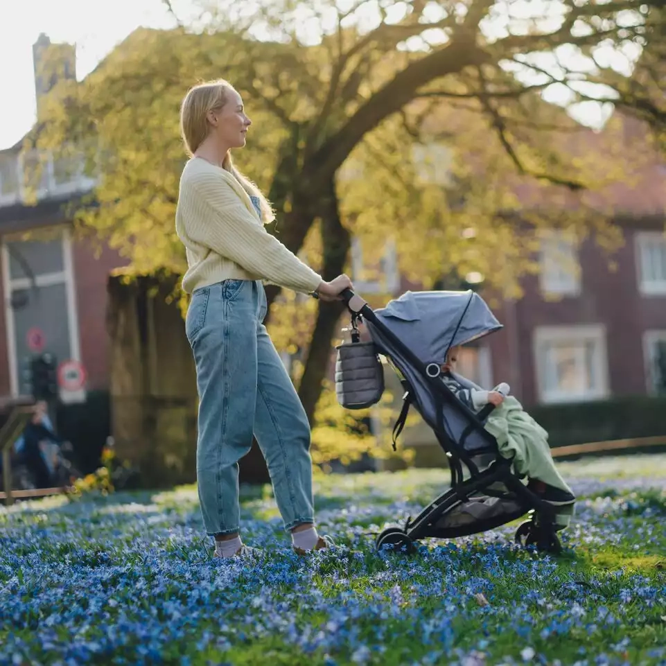 Eine Mutter macht mit ihrem Baby einen entspannten Spaziergang im Freien.